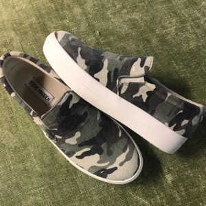 Steve Madden Gills camo size 8